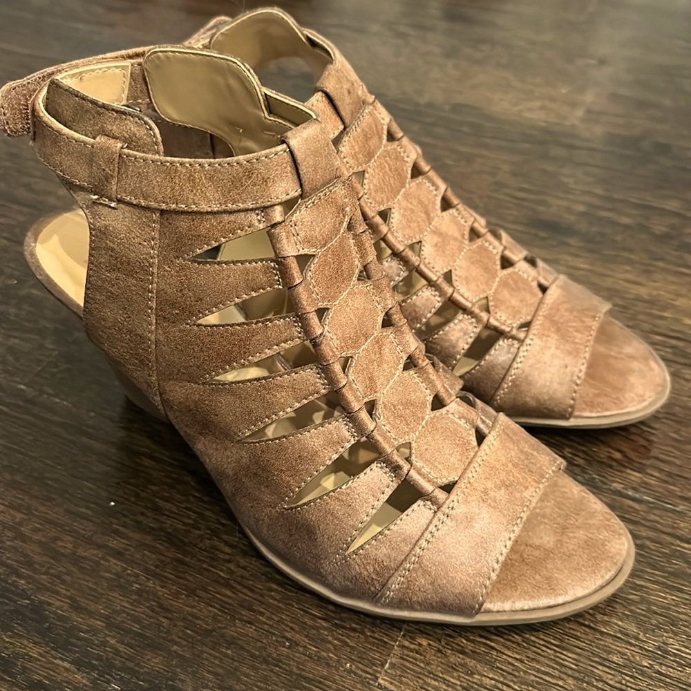 Naturalizer WOMENS brown heeled shoe size 9.5 NEW, NEVER WORN